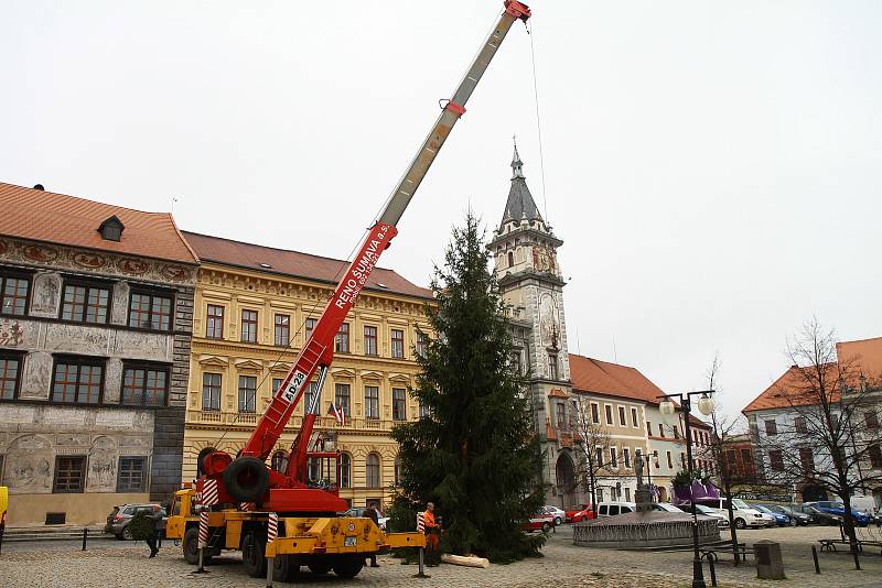 Vánoční strom dorazil na prachatické Velké náměstí.