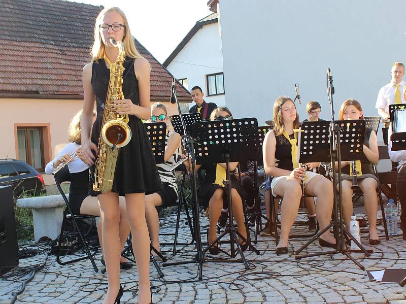 Volarští muzikanti vyhrávali v ulicích, mezi tím otevřeli ZUŠku pro nové studenty, kteří si ji mohli prohlédnout a zapsat se ke studiu hudby.