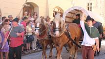 Kočár tažený koňmi přivezl na Velké náměstí Leonu Machálkovou. V průvodu se představili všichni účinkující.