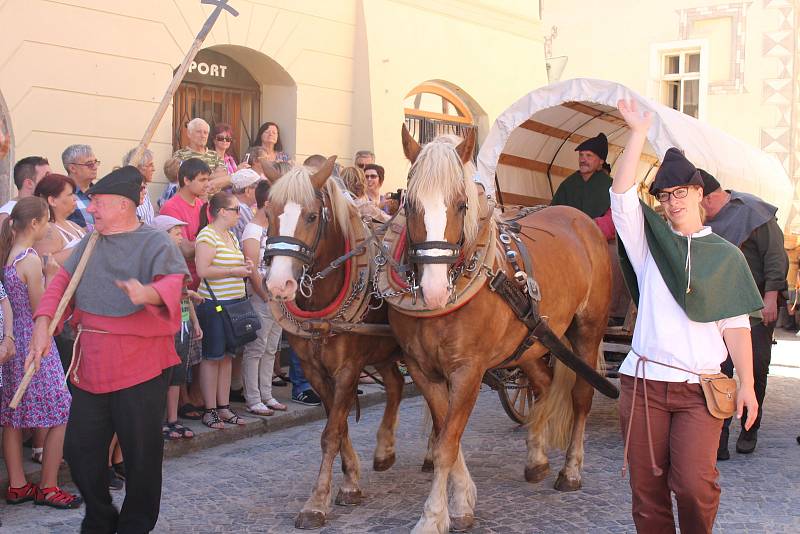 Kočár tažený koňmi přivezl na Velké náměstí Leonu Machálkovou. V průvodu se představili všichni účinkující.