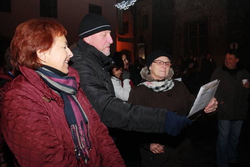 Česko zpívá koledy podpořili i Prachatičtí na Velkém náměstí.