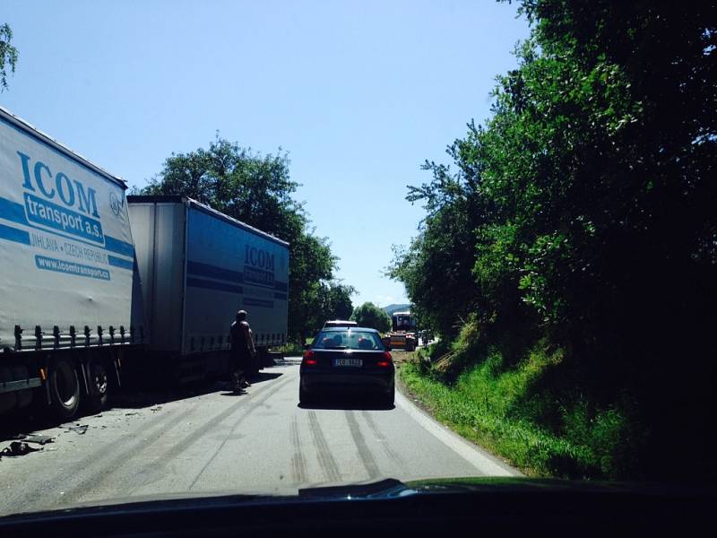 Nehoda dvou nákladních aut u Těšovic.