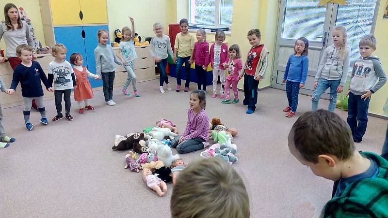 Jako součást projektu Tady jsme doma, který realizují školáci na Vodňance, došlo k setkání s dětmi v MŠ v Nebahovské ulici.
