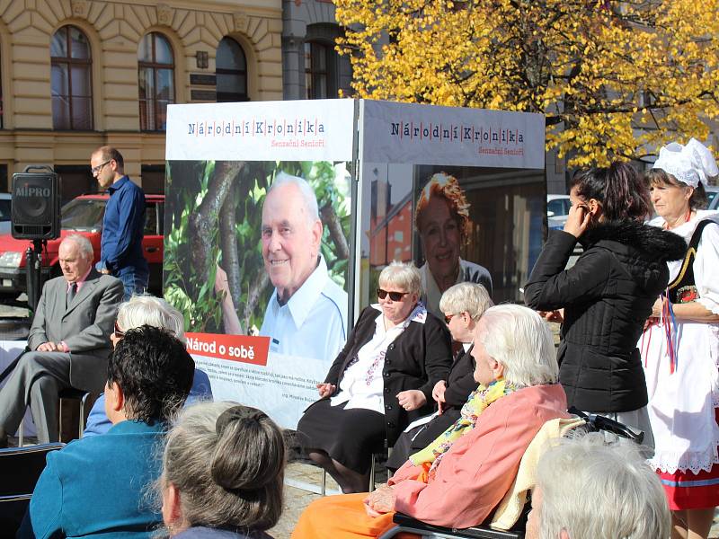 Výstava Národní kronika se ve svém putování zastavila na prachatickém Velkém náměstí.