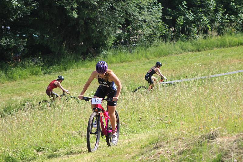 Triatlonistky připravily při Short tracku fanouškům skvělou podívanou.