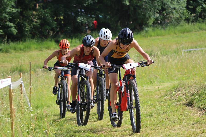 Triatlonistky připravily při Short tracku fanouškům skvělou podívanou.