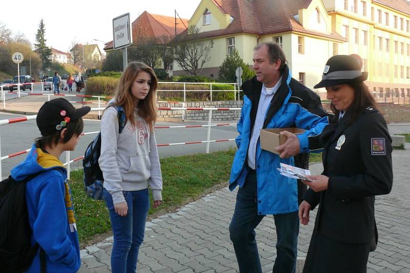 U Základní školy ve Vodňanské ulici v Prachaticích se děti dozvěděly, jak správně přecházet přes přechod. 