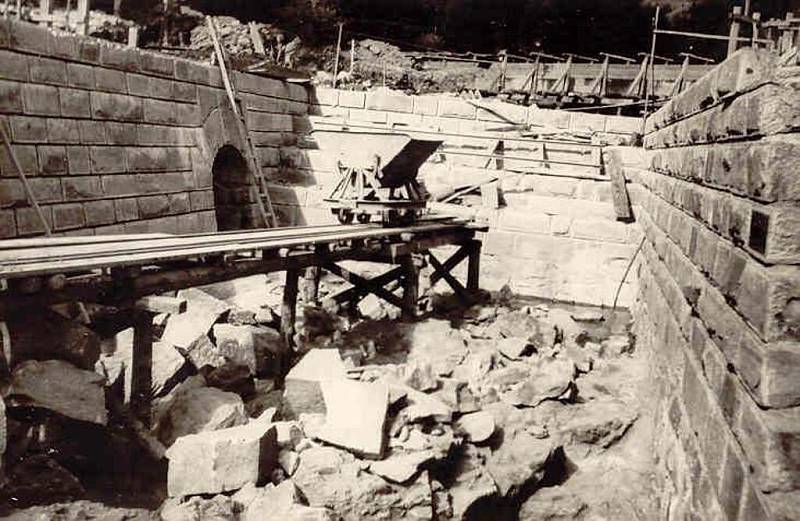 Výstavba Husinecké přehrady.