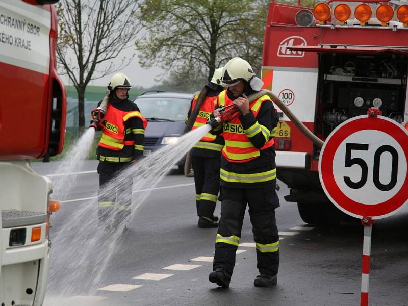 Tři hodiny trvala likvidace nafty na pětikilometrovém úseku silnice u Němčic.