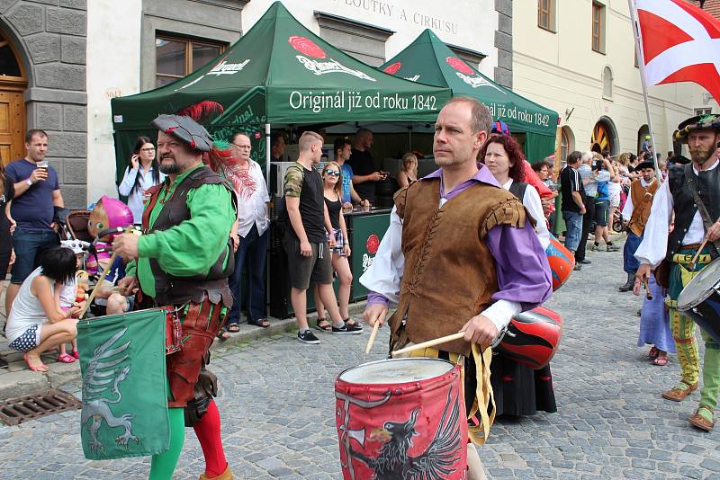 V pět odpoledne zahájil prachatické slavnosti průvod, kde byly hlavními postavami historický rychtář a současný starosta Martin Malý.