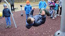 Děti ze zájmového útvaru Parkour z volarského DDM si poprvé zasoutěžily na novém hřišti ve Volarech.