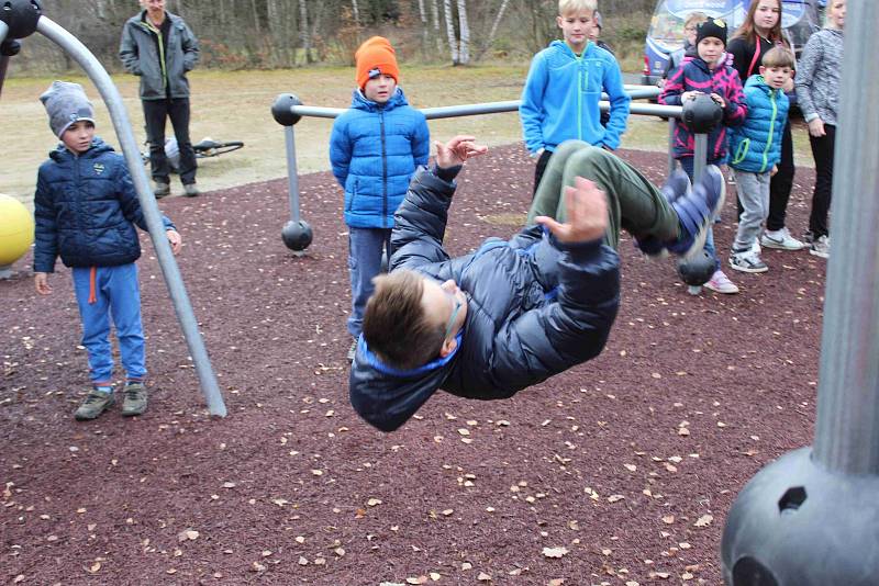 Děti ze zájmového útvaru Parkour z volarského DDM si poprvé zasoutěžily na novém hřišti ve Volarech.