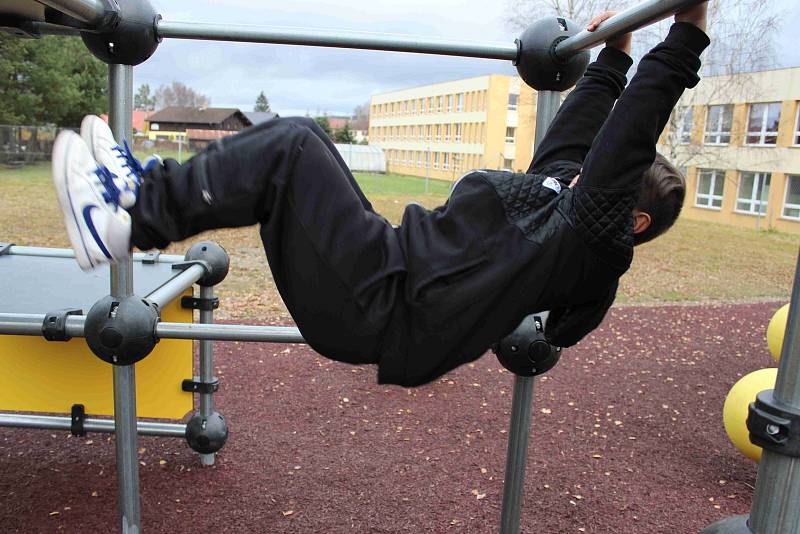 Děti ze zájmového útvaru Parkour z volarského DDM si poprvé zasoutěžily na novém hřišti ve Volarech.