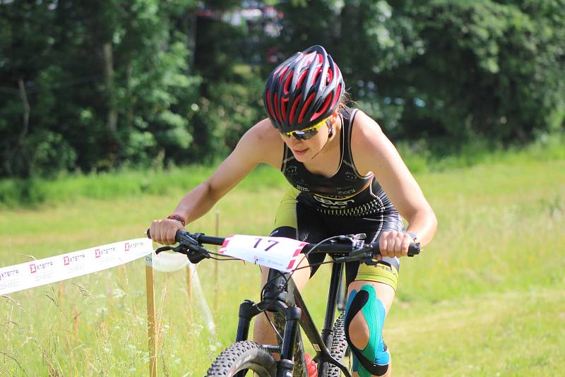 Triatlonistky připravily při Short tracku fanouškům skvělou podívanou.