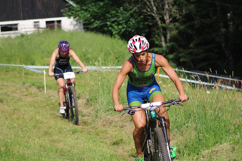 Triatlonistky připravily při Short tracku fanouškům skvělou podívanou.