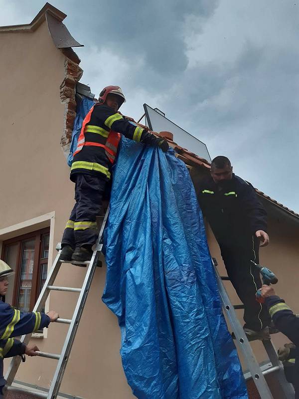 Vlachovobřezští hasiči likvidují následky nárazu kamionu do domu.
