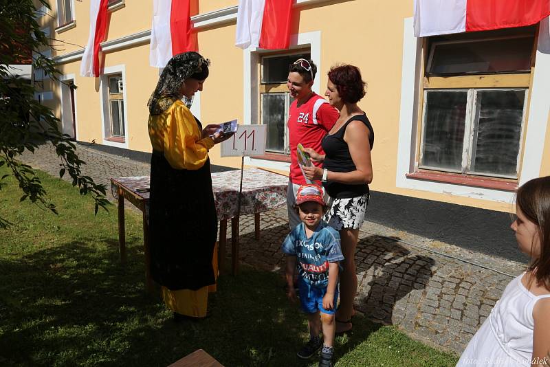 Vědomostní hru, čtení pasovacího glejtu a dobrou zábavu si užili Čkyňští při obecních oslavách.