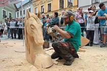 V rámci 15. ročníku setkání dřevosochařů ve Vimperku připravili pro veřejnost organizátoři také ukázku rychlořezby. Během jediné hodiny měli tři tvůrci vytvořit na místě libovolnou sochu.