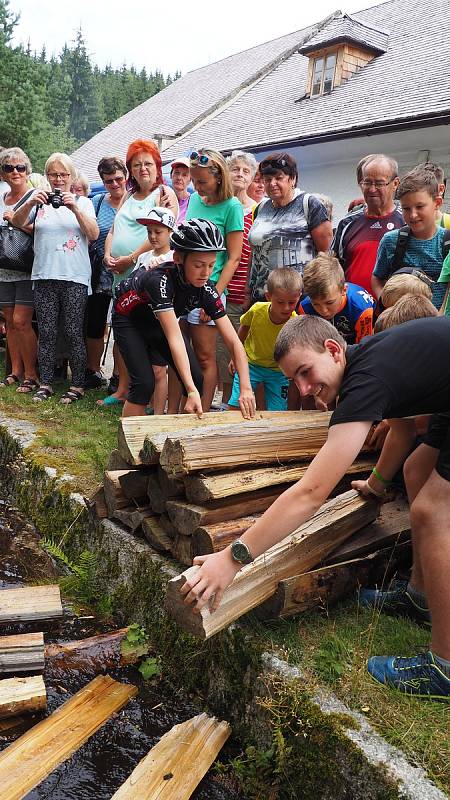 Plavení dříví na Jeleních Vrších.