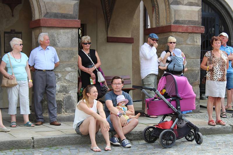 V pět odpoledne zahájil prachatické slavnosti průvod, kde byly hlavními postavami historický rychtář a současný starosta Martin Malý.