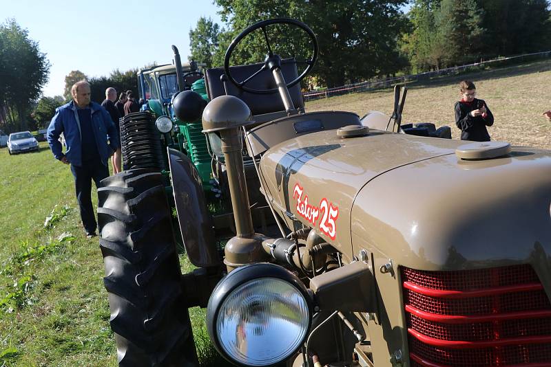 Setkání historické zemědělské techniky v Mahouši na Netolicku. K vidění bylo více než sto traktorů a desítky dalších historických strojů, vojenských vozidel. Nechyběla ani ukázka orby.