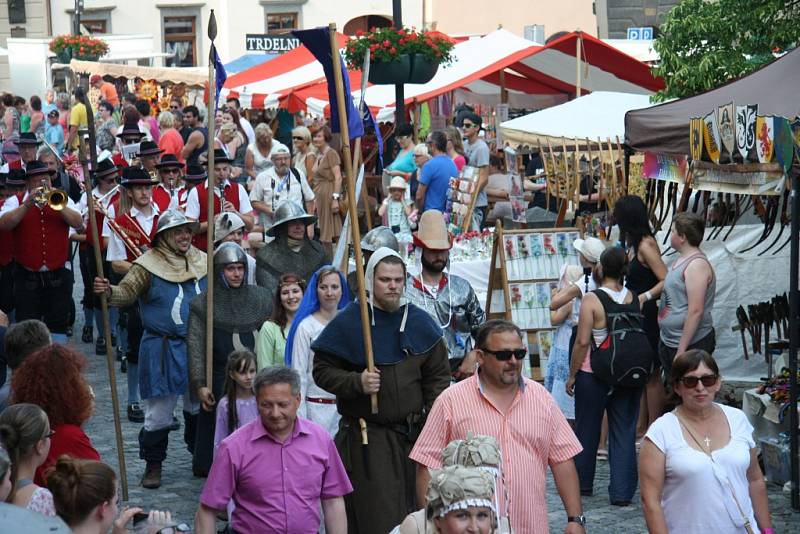 Slavnosti Zlaté stezky v Prachaticích zahájil v pátek v 17 hodin slavnostní průvod a historická ceremonie věnovaná zasedání městské rady nad návrhem nové prachatické kašny.