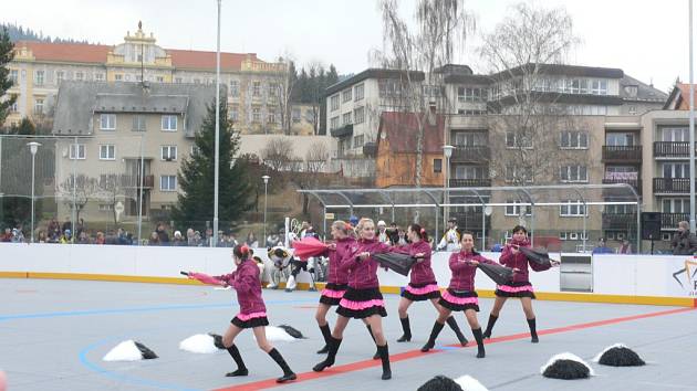 V rámci otevření arény se představily i vimperské mažoretky.