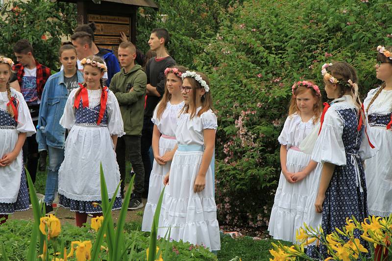 Slavnost otevírání studánek v hospicovém parku v Prachaticích.