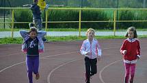 Městský stadion se zaplnil dětmi. Dům dětí a mládeže pro ně připravil atletickou soutěž.