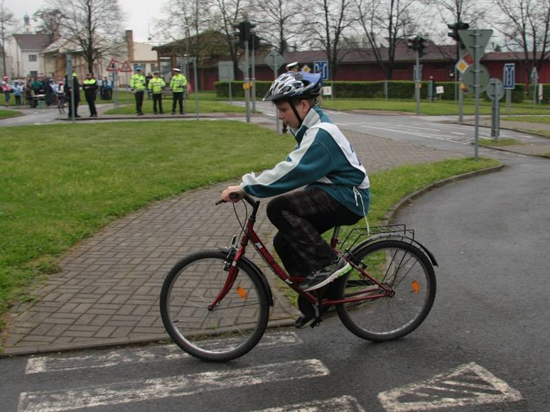 V Prachaticích se ve čtvrtek 5. května uskutečnilo okresní kolo soutěže mladých cyklistů. Ti museli zvládnout nejen jízdu na dopravním hřišti, ale také jízdu zručnosti, testy a zdravovědu.