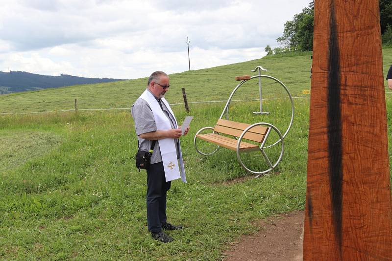 Nejvyšší bod cyklostezky u Volar zdobí dřevěné srdce Evropy.