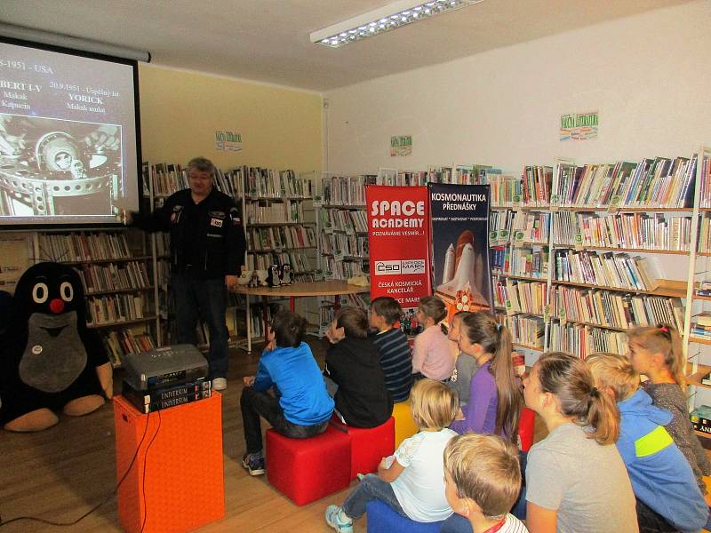 Městská knihovna Prachatice si připravila na podzimní prázdniny program, který vynesl dětské návštěvníky až do vesmíru.