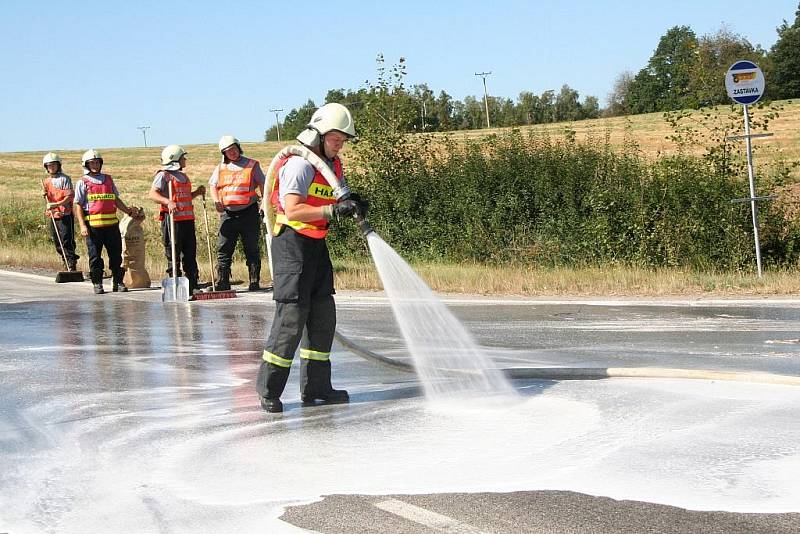 Na vozovku u Žernovic v úterý před obědem vytekl olej z rozbitého kamionu. 