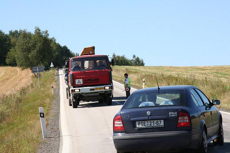 Na vozovku u Žernovic v úterý před obědem vytekl olej z rozbitého kamionu. 