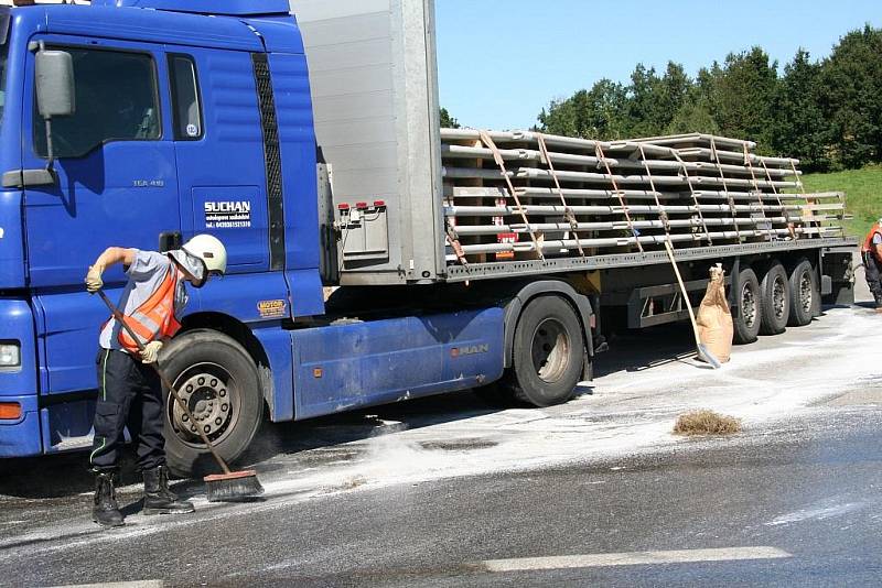 Na vozovku u Žernovic v úterý před obědem vytekl olej z rozbitého kamionu. 