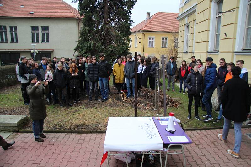 Prachatičtí gymnazisté se připojili k aktivitě Vyjdi ven!