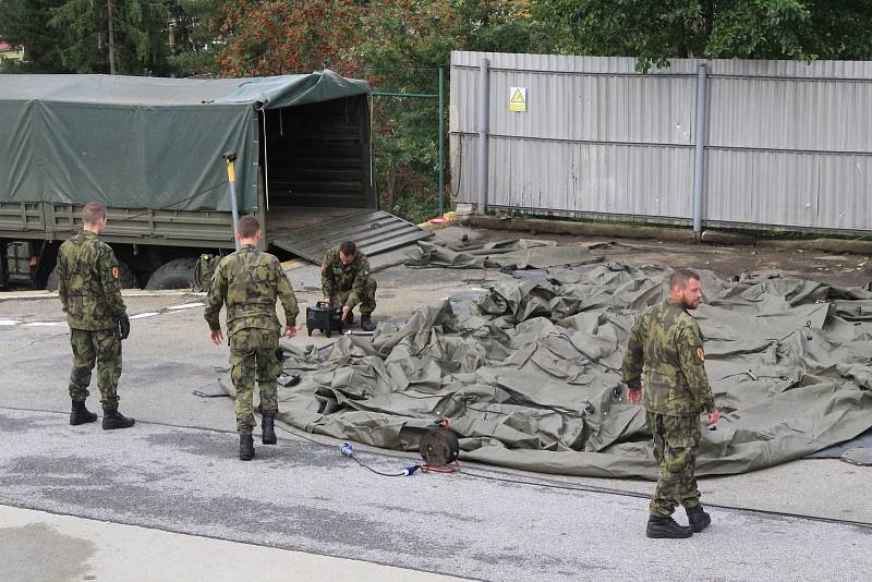 Příprava volebního driv-in místa v areálu prachatické Správy a údržby silnic.