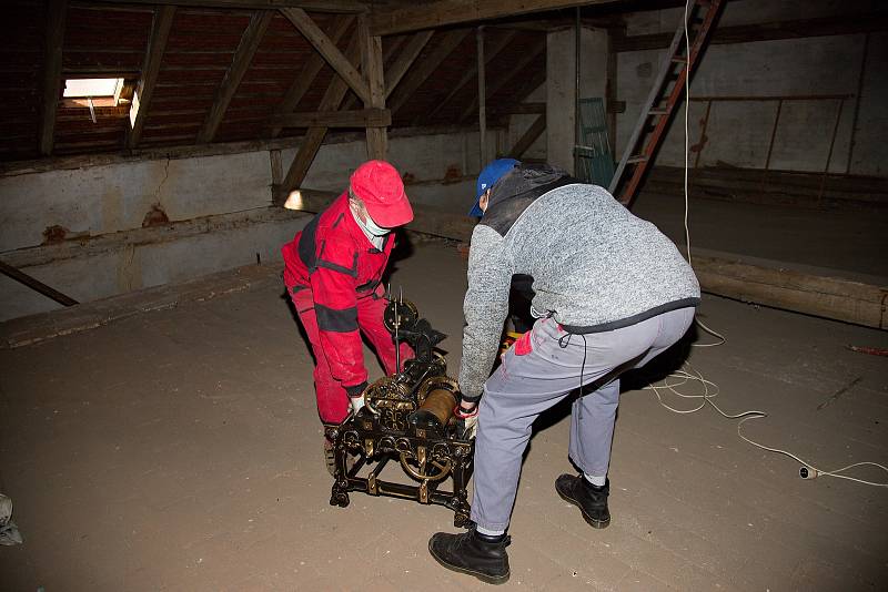 Instalace opravených hodin zpět do věže prachatického gymnázia.