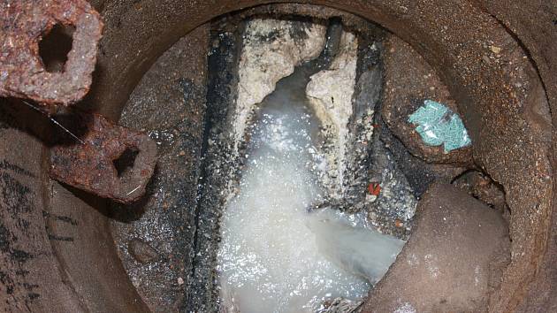 Tuky vylévané z domácností do odpadu vytváření v kanalizaci silné vrstvy. Ilustrační foto