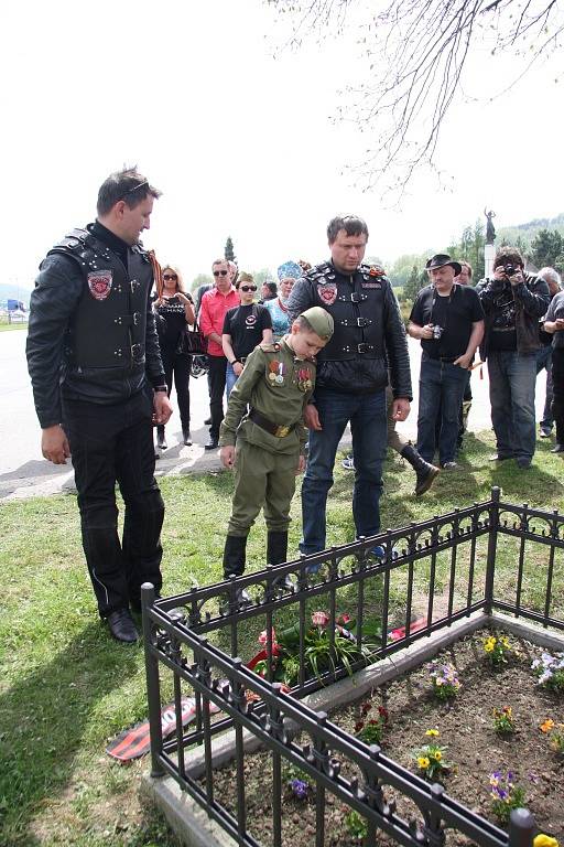 Místo původního památníku leží pod silnicí, konec druhé světové války na Prachaticku připomíná novější. I sem přišli Noční vlci položit květiny.