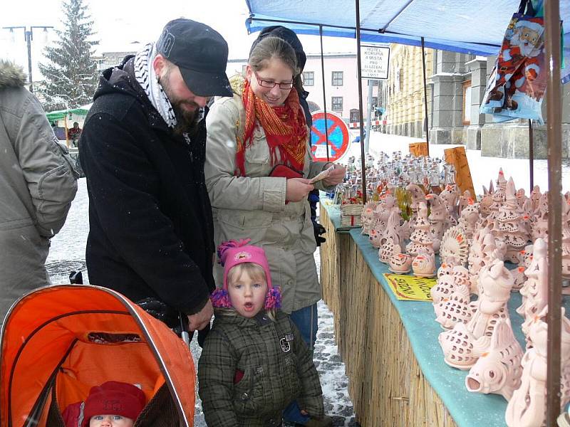 Desítky lidí si nenechaly ujít v neděli 13. prosince na Velkém náměstí v Prachaticích tradiční vánoční trhy. V jednotlivých stáncích čekala na zájemce originální keramika, adventní věnce, lahodné perníčky, ale i další lahůdky.