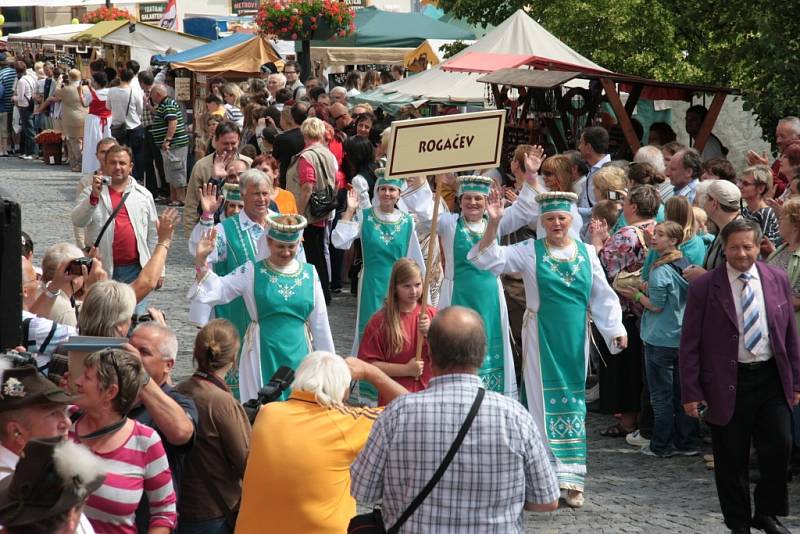 Sobotní program Slavností Zlaté stezky v Prachaticích odstartoval příchod historického průvodu s hlavním hostem letošních slavností Helenou Vondráčkovou.