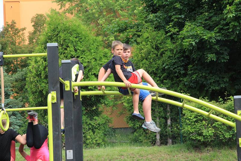 U Národky je nové workoutové hřiště. Radost z něj mají hlavně děti.