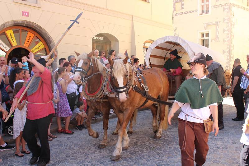 Kočár tažený koňmi přivezl na Velké náměstí Leonu Machálkovou. V průvodu se představili všichni účinkující.