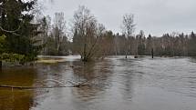 Rozvodněná Vltava u Soumarského Mostu a Černého Křiže.