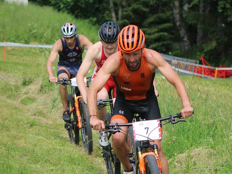 Mužský Short track přinesl skvělý závod s řadou dramatických soubojů na trati.