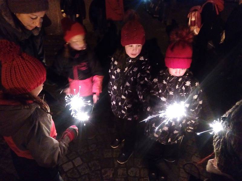 Česko zpívá koledy 2019 na náměstí v Netolicích.