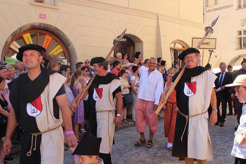 Kočár tažený koňmi přivezl na Velké náměstí Leonu Machálkovou. V průvodu se představili všichni účinkující.