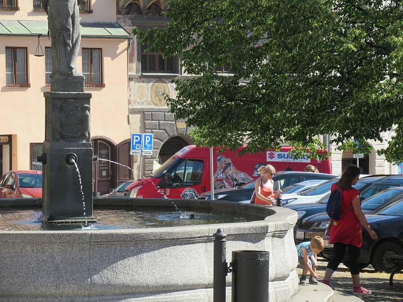 V Prachaticích od rána místní rozhlas hlásí opatření, která by lidé měli dodržovat. Roušky nasazuje asi polovina lidí především při nakupování. Izolovaní cizinci jsou vidět u ubytovny, když chodí kouřit ven.