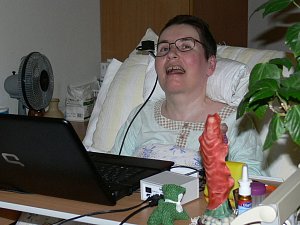 Pacientka hospice s novým přístrojem. Ten by jí měl po zaučení pomoci v komunikaci.